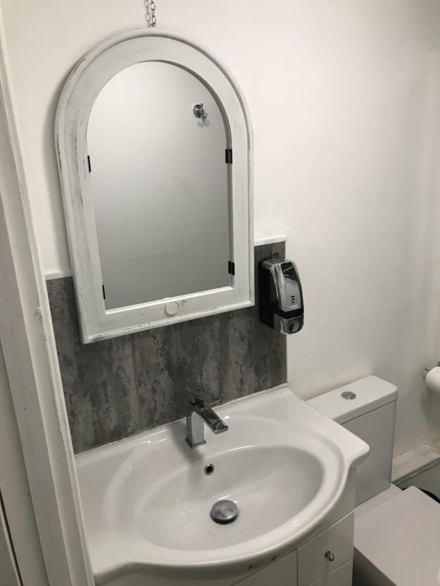 Budget room en-suite 8mins walk to Singleton Hospital, R3 - Housity
