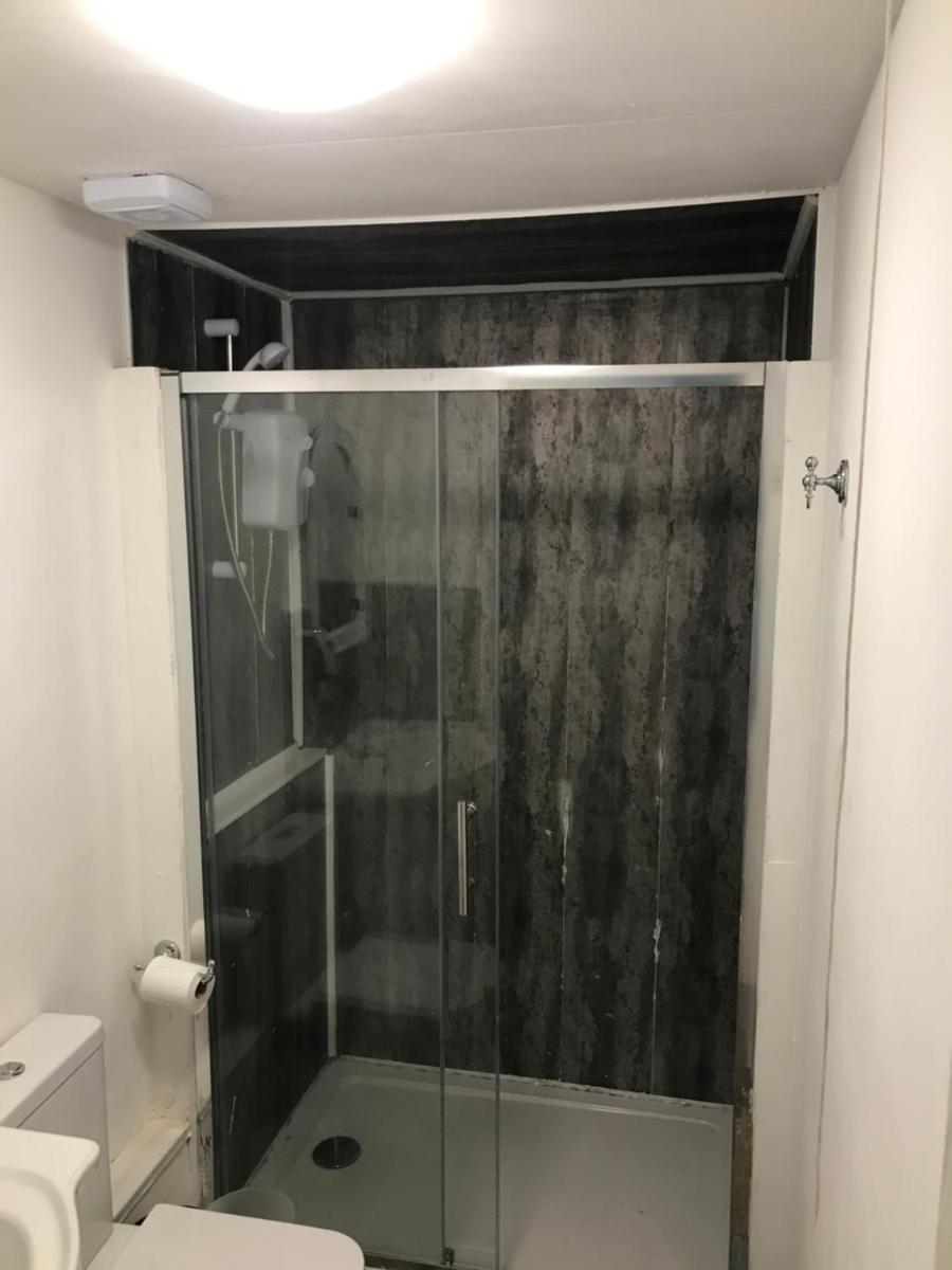 Budget room en-suite 8mins walk to Singleton Hospital, R3 - Housity