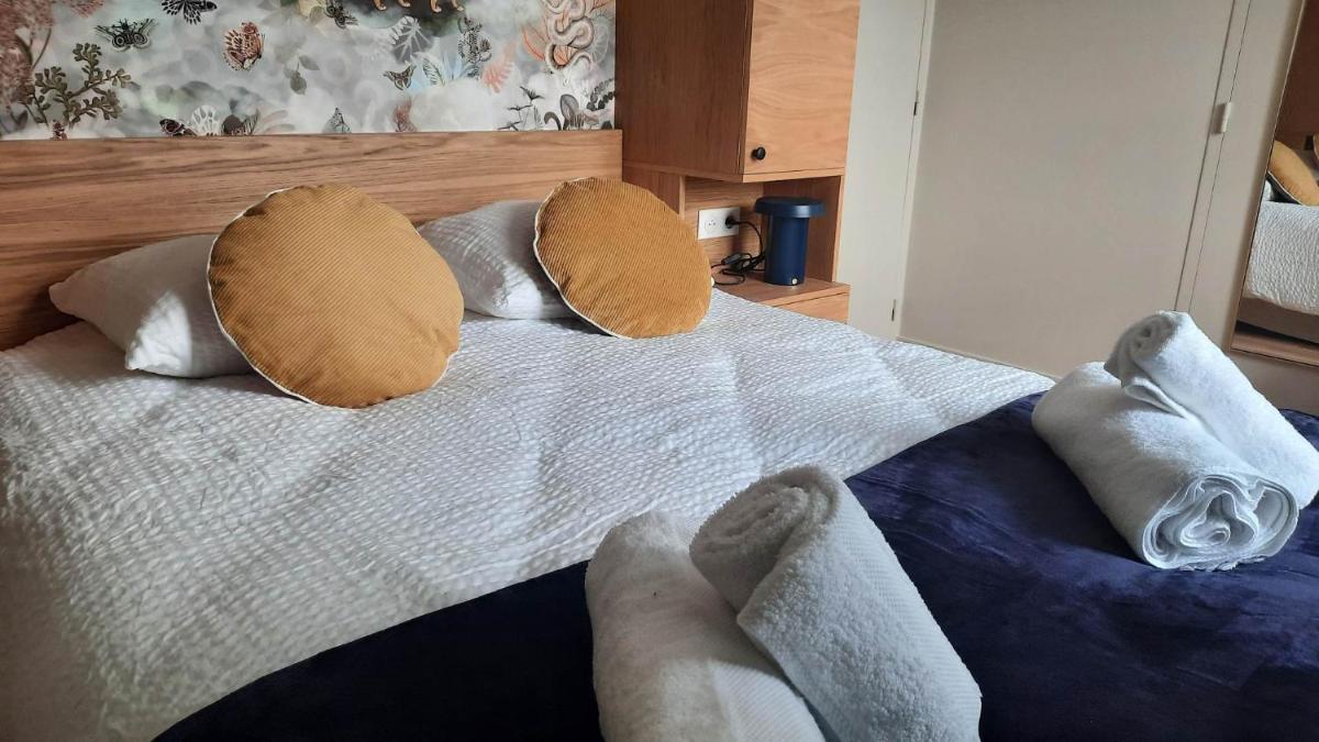 Un ou plusieurs lits dans un hébergement de l'établissement Hotel Trinquet
