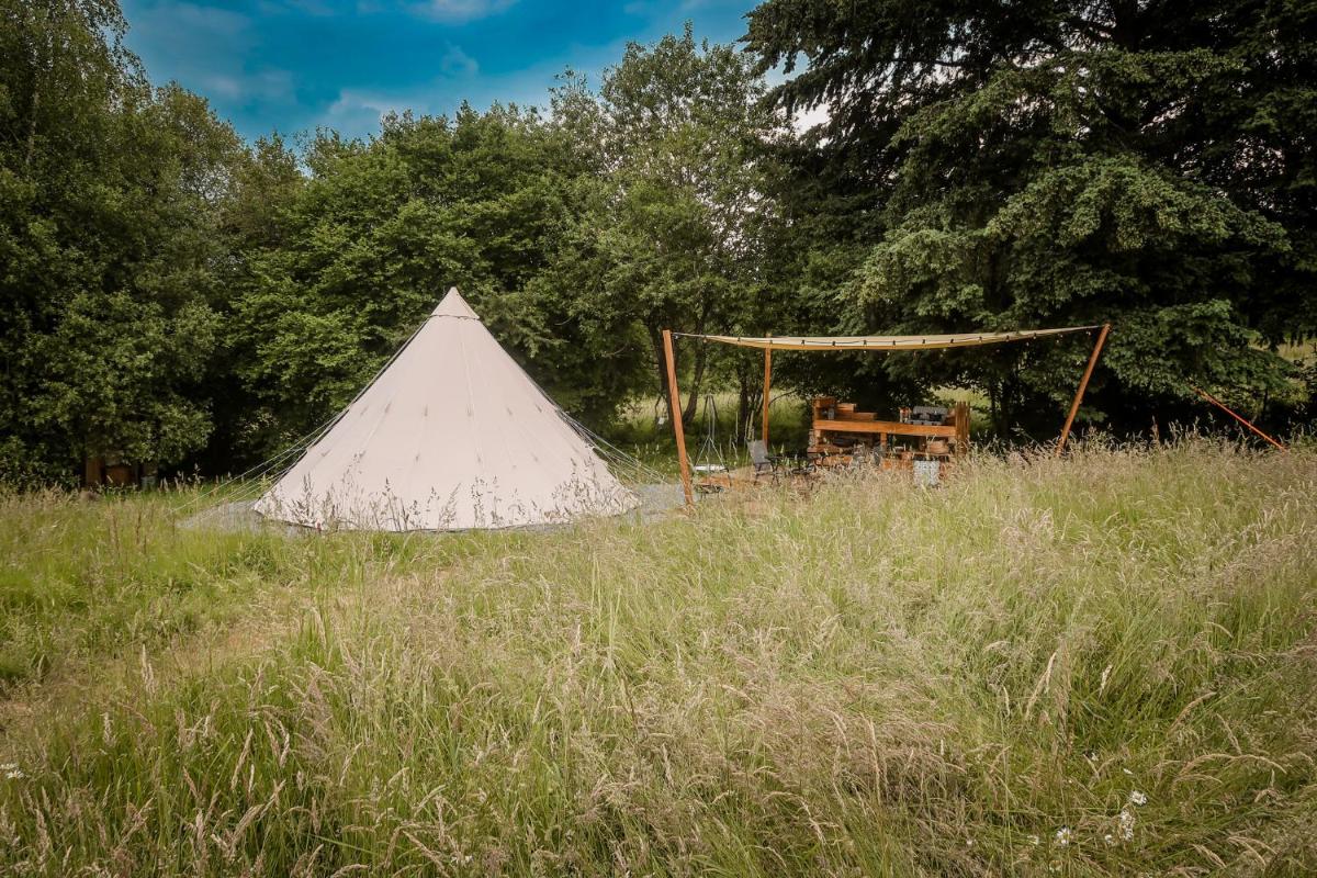 Luxe tipi tent met luxe verwarmde buitendouche - Housity