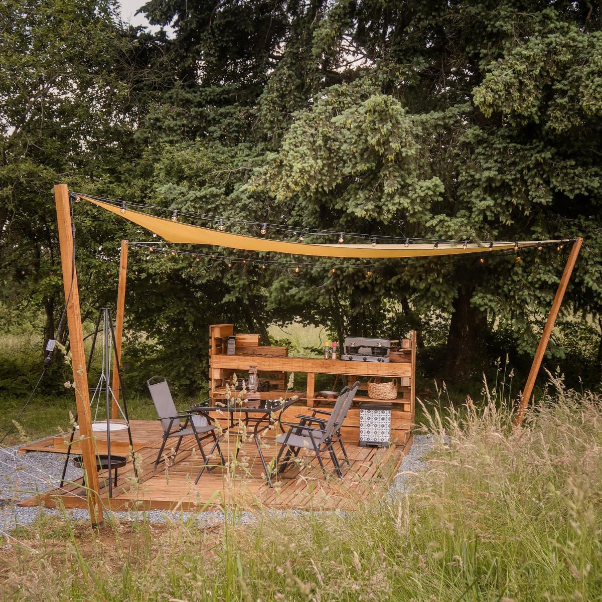 Luxe tipi tent met luxe verwarmde buitendouche - Housity