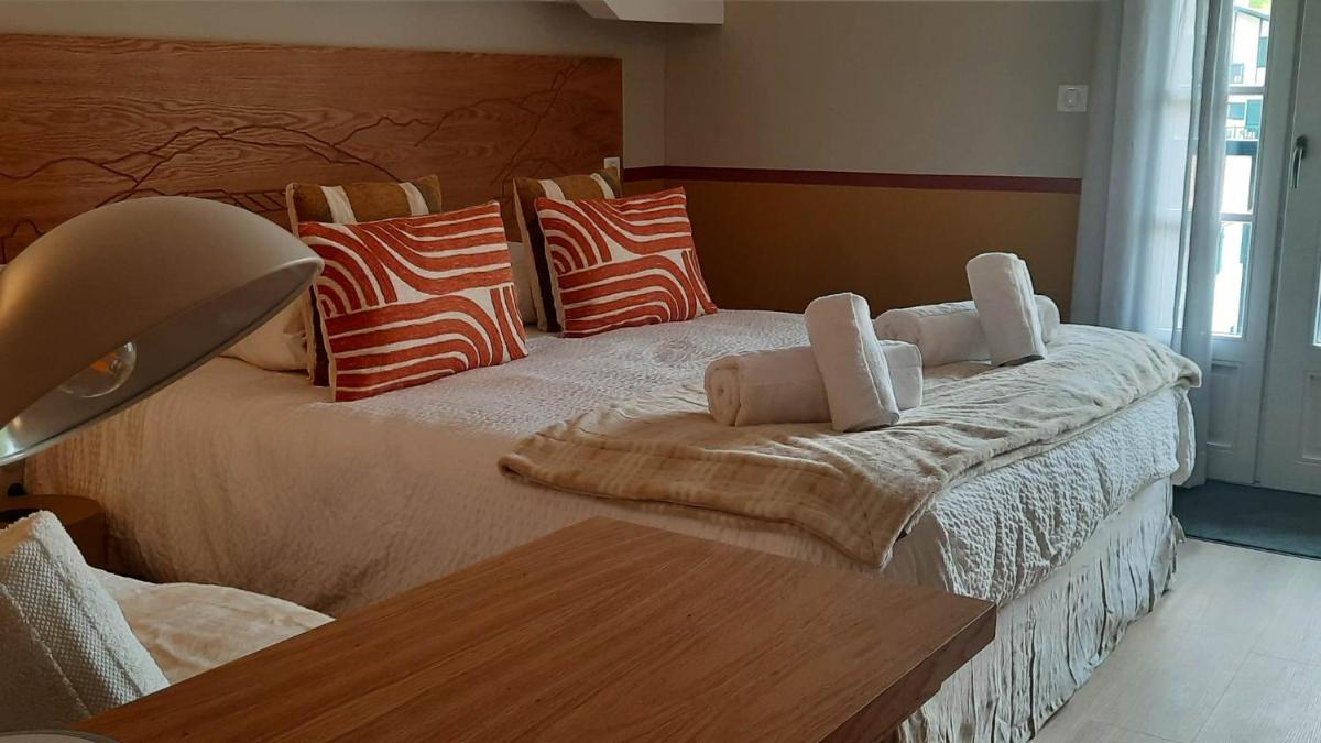 Un ou plusieurs lits dans un hébergement de l'établissement Hotel Trinquet