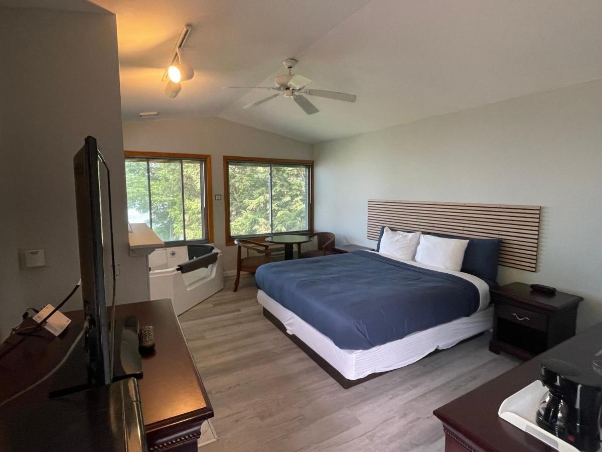 Lake Bluff Inn and Suites - Housity