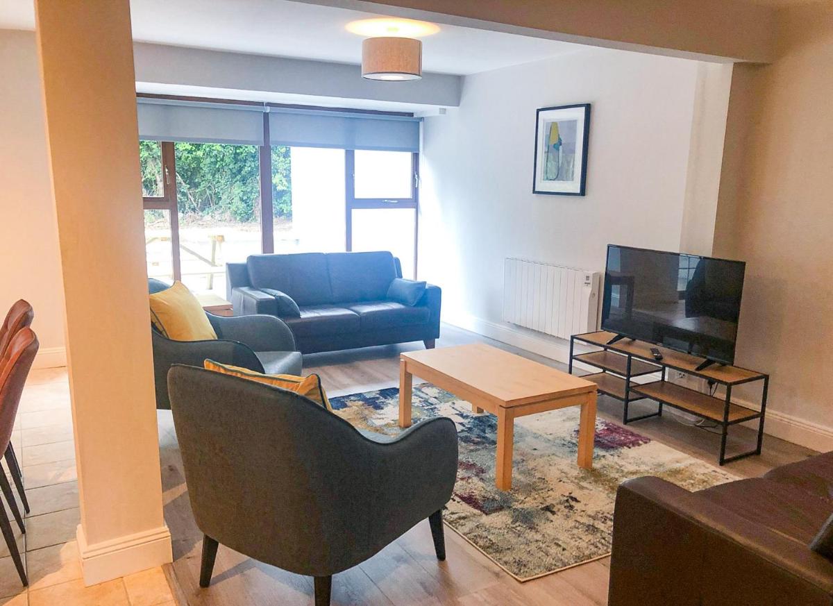 Old Court Holiday Homes 3 Bed - Sleeps 6 - Housity