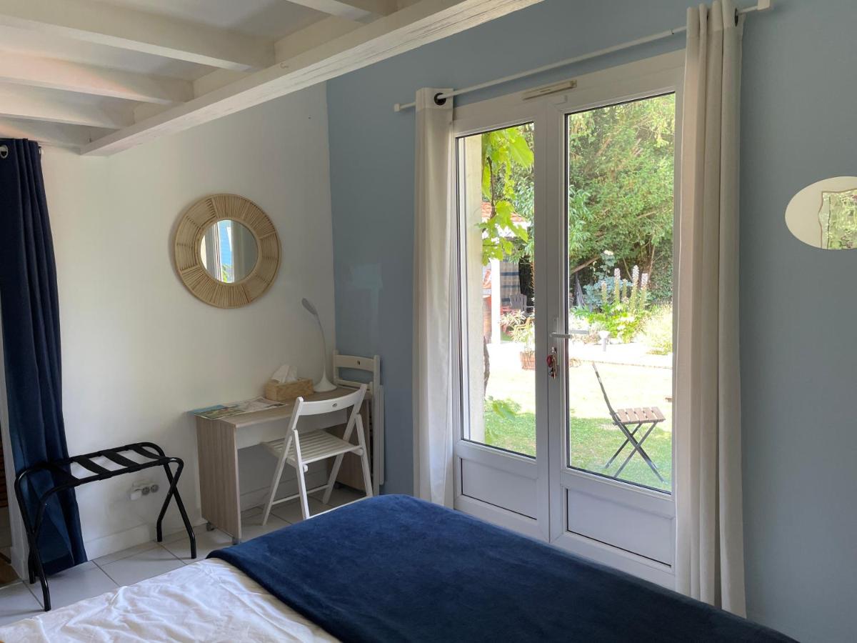 Mérig'home Chambre BD climatisée dans maison avec piscine au calme en ville, SdB & toilettes privés - Housity