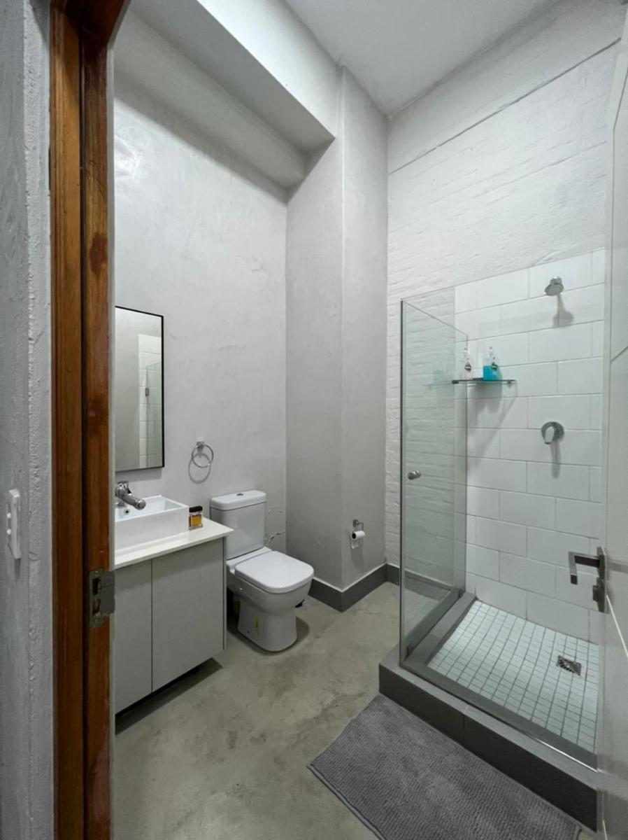 Modern 1 bedroom apartment in Braamfontein Werf - Housity
