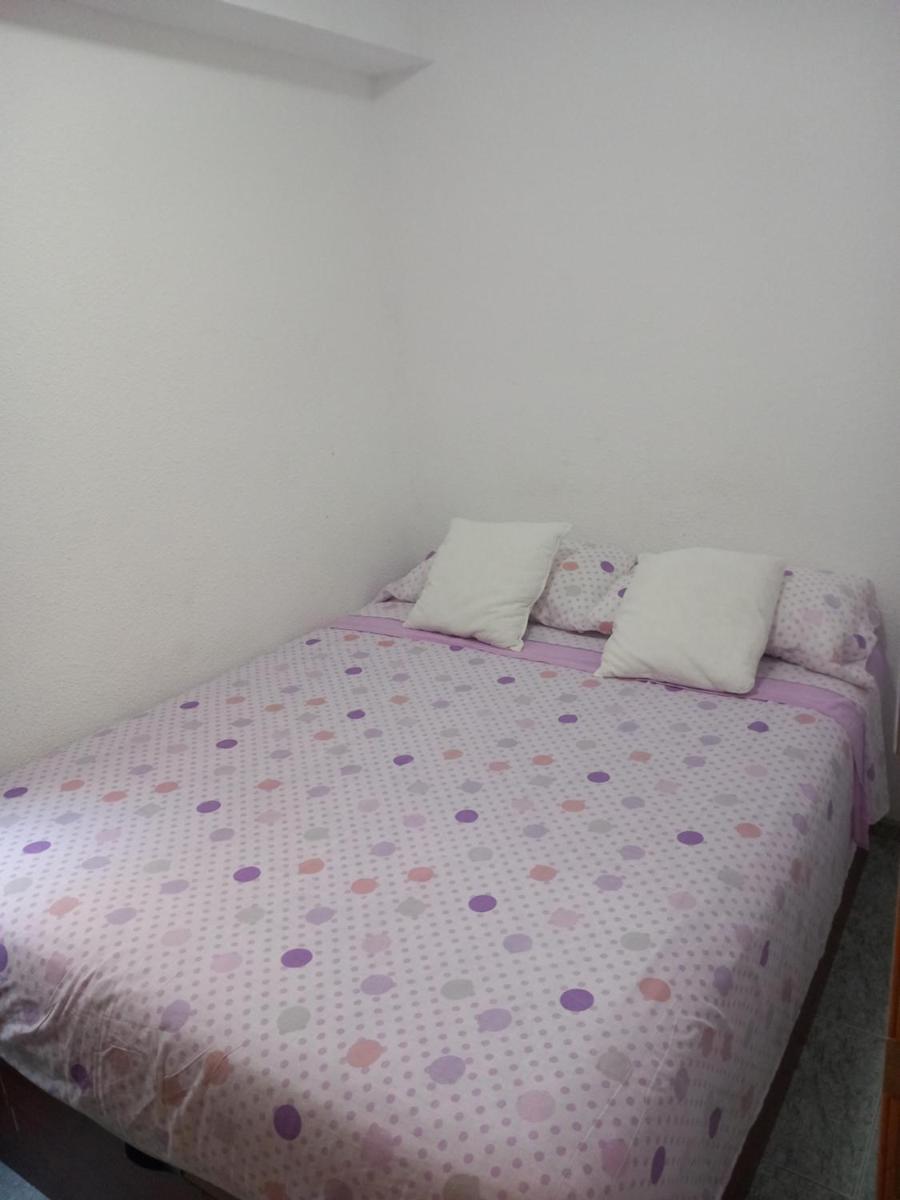 habitación pequeña en piso compartido con 2 adultos y 1 perrito - Housity