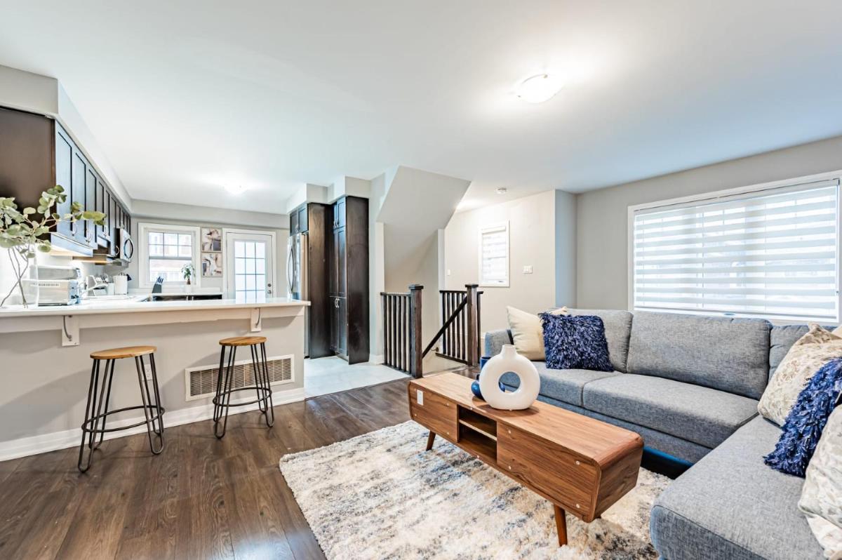 Cheerful 4BR 3 Bath Townhouse with Parking - Housity