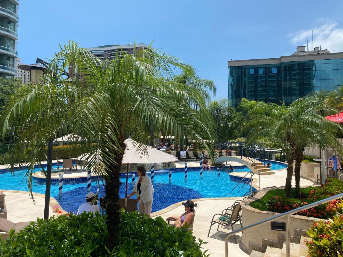 Flat com Vista Panorâmica -15- na Barra da Tijuca - Estacionamento Gratuito - Frigobar - Ar condicionado - Piscina - Academia - Balsa para Praia Grátis - Varanda - Vista Parcial Mar e Lagoa - Housity