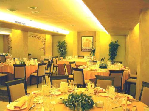 Un restaurante o sitio para comer en Silken Spa La Hacienda De Don Juan