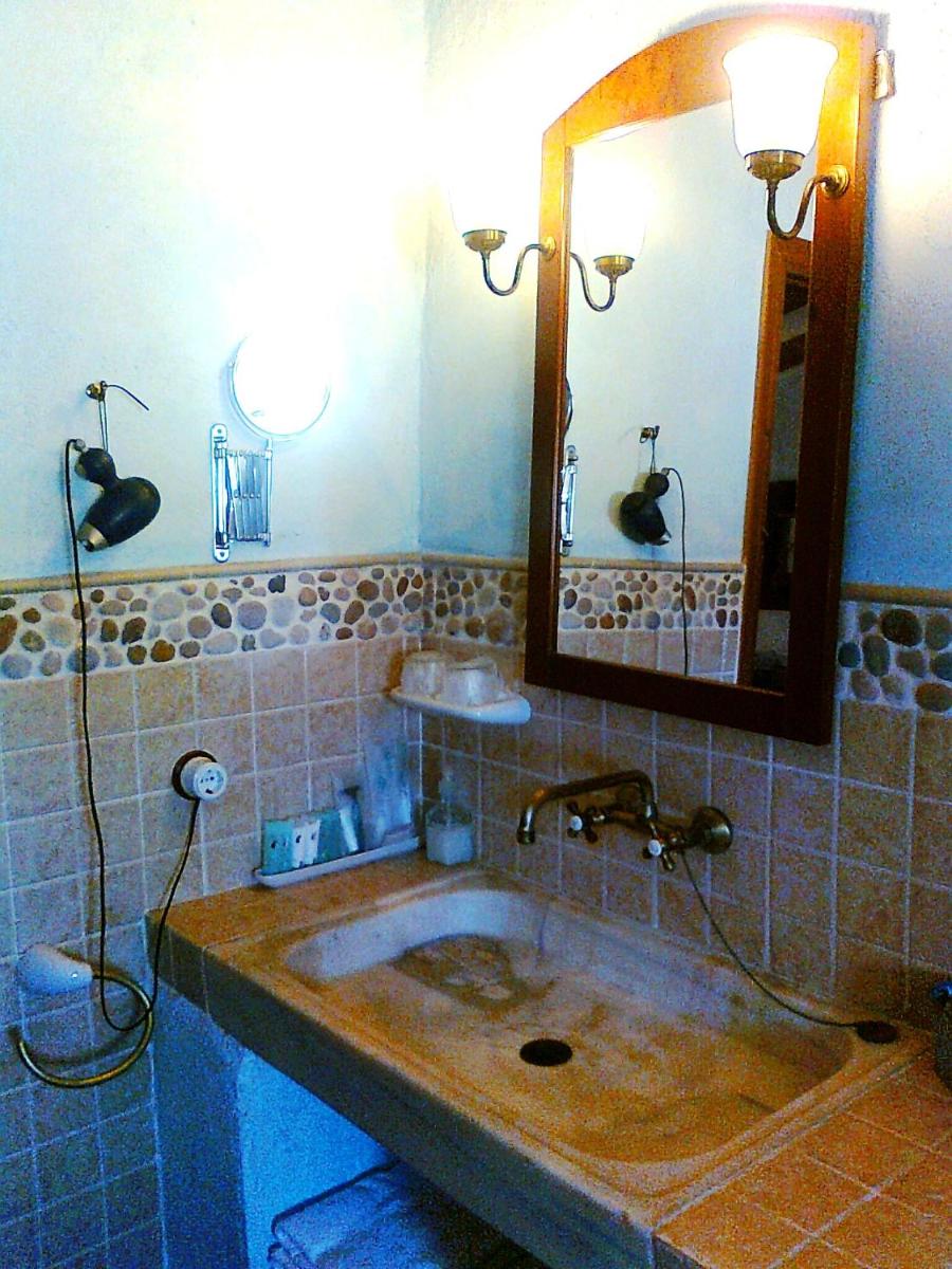 Un baño de Les Vinyes Alojamiento Rural Boutique & SPA