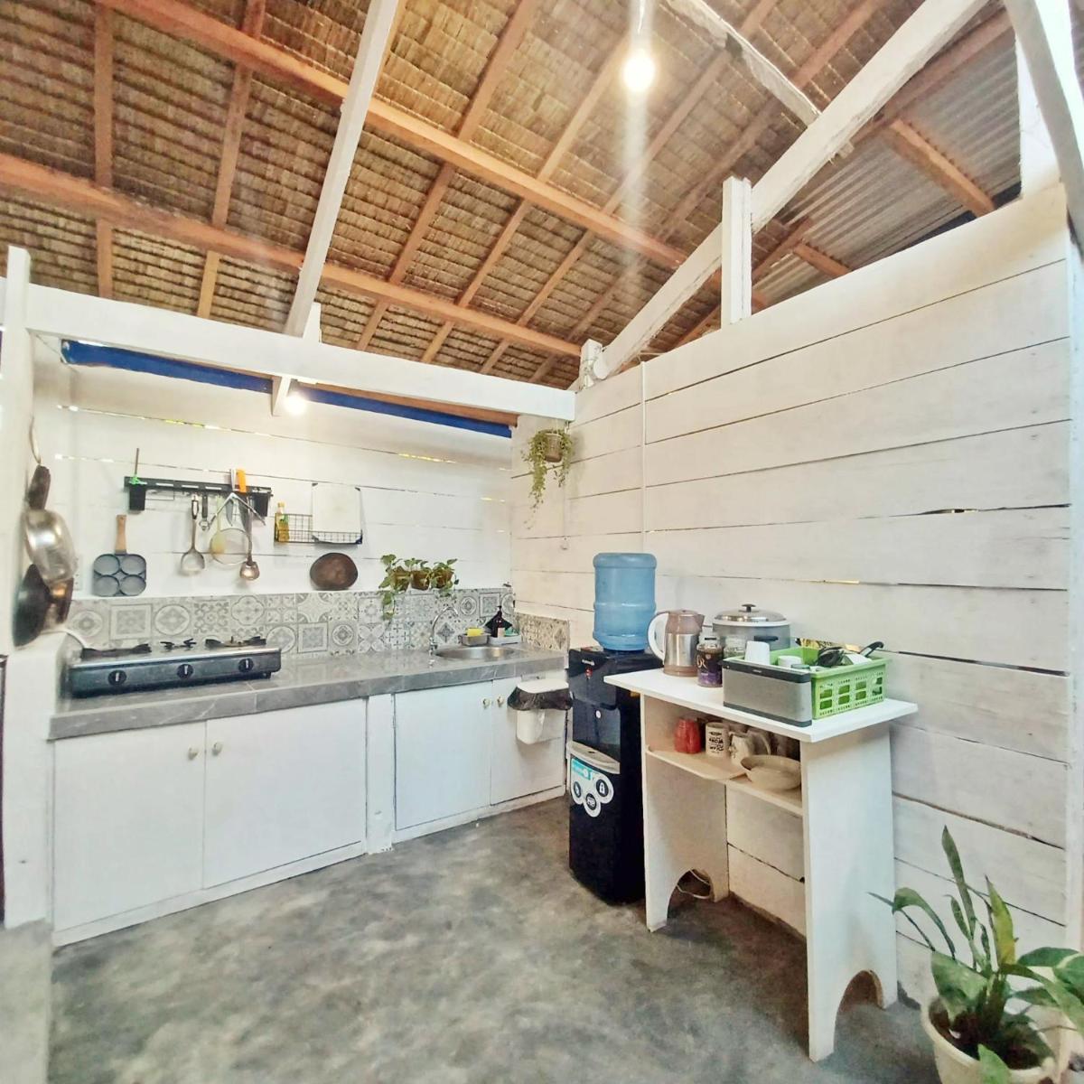 Pukaw Guesthouse with AC,private bathroom,wifi,common kitchen,great loc - Housity