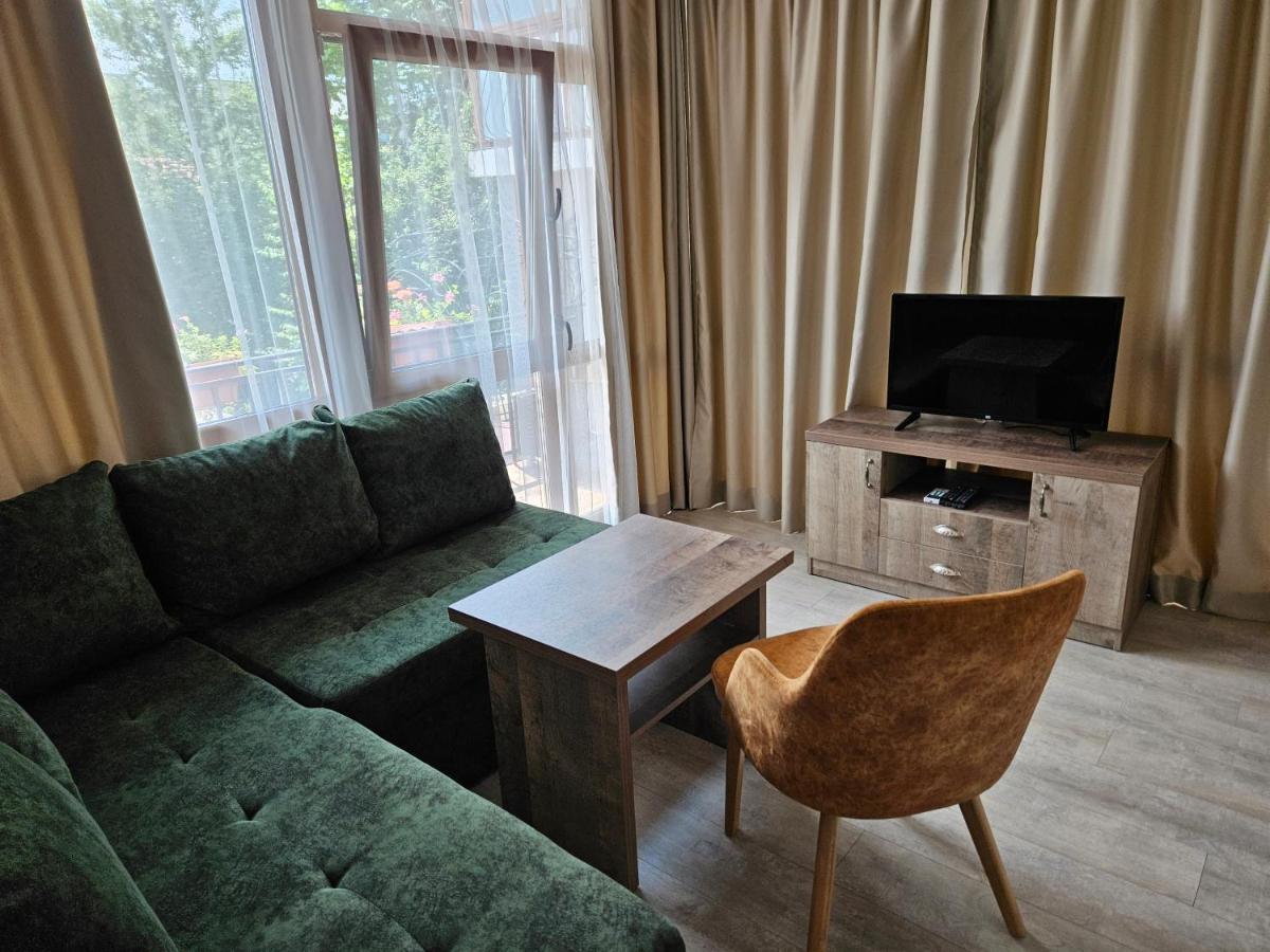 Priyateli - Friends - Housity