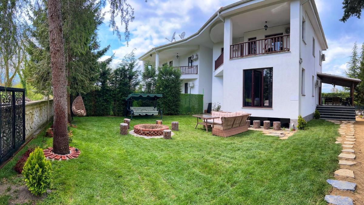 Private Villa with Hot Swimming Pool & Sauna - Housity