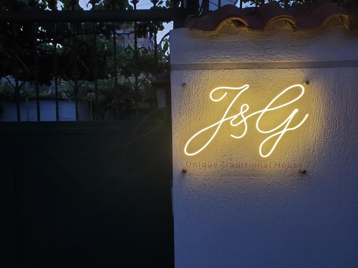 Unique Traditional House, hosted by J&G - Housity
