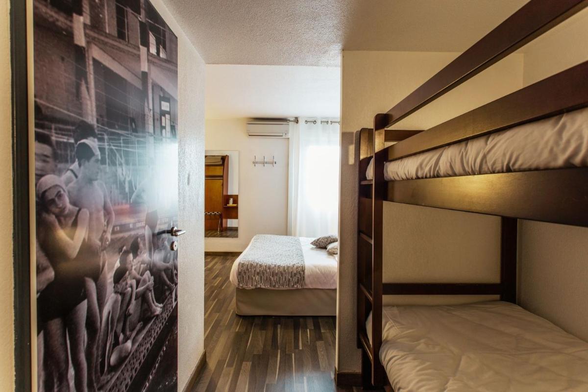 une chambre avec un lit superposé et une chambre avec un lit dictéricteur dans l'établissement Sporting House Hôtel, à Toulouse