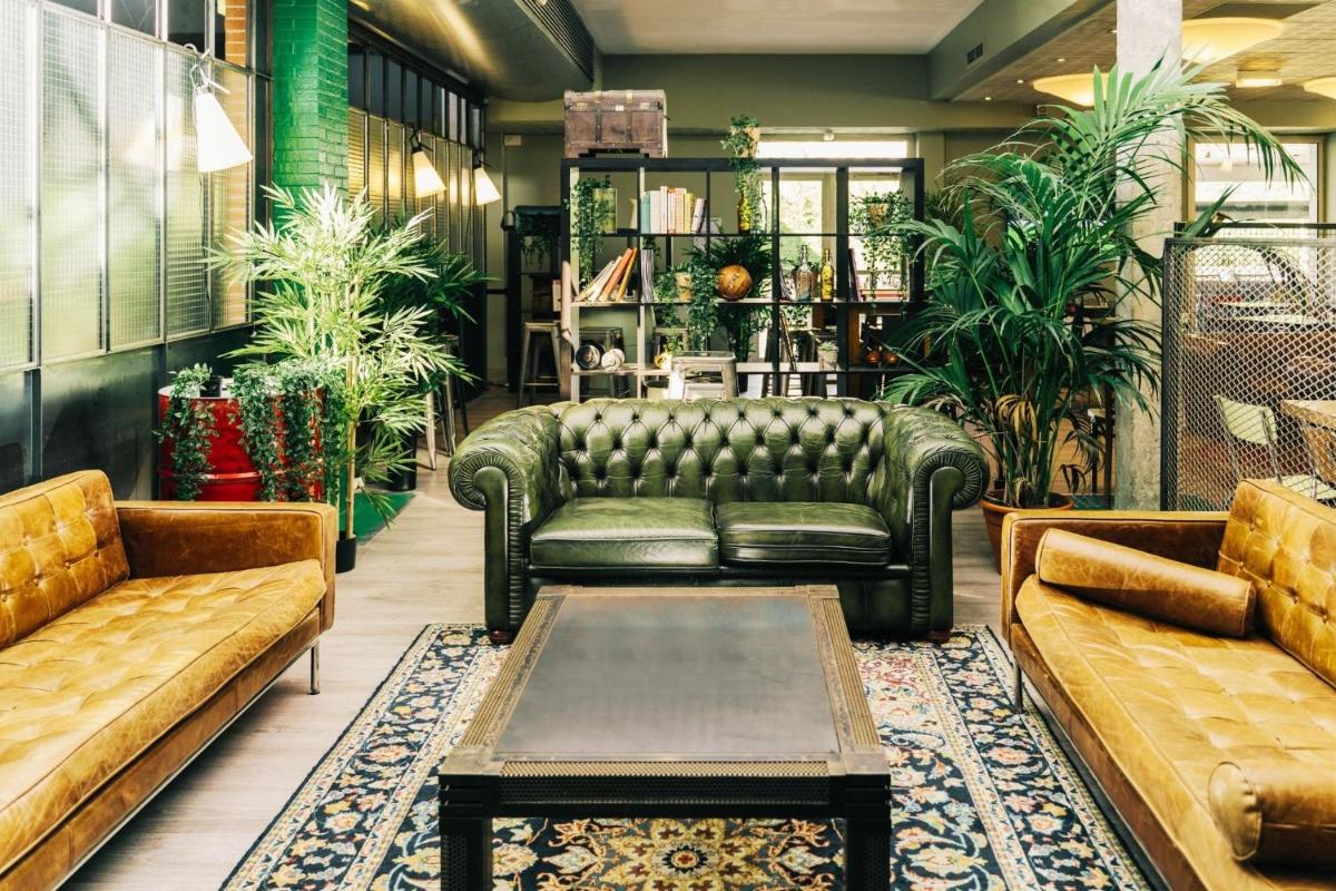 Coin salon dans l'établissement Sporting House Hôtel