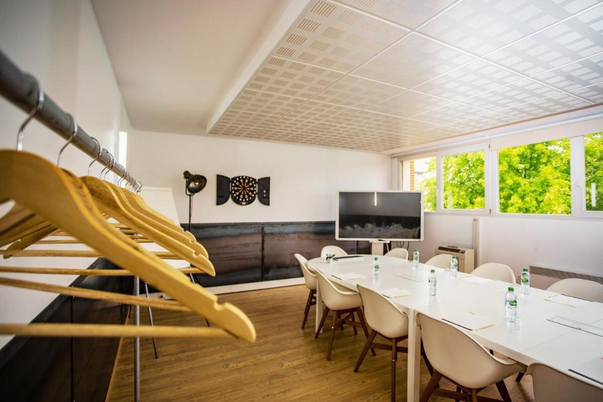 Télévision ou salle de divertissement dans l'établissement Sporting House Hôtel