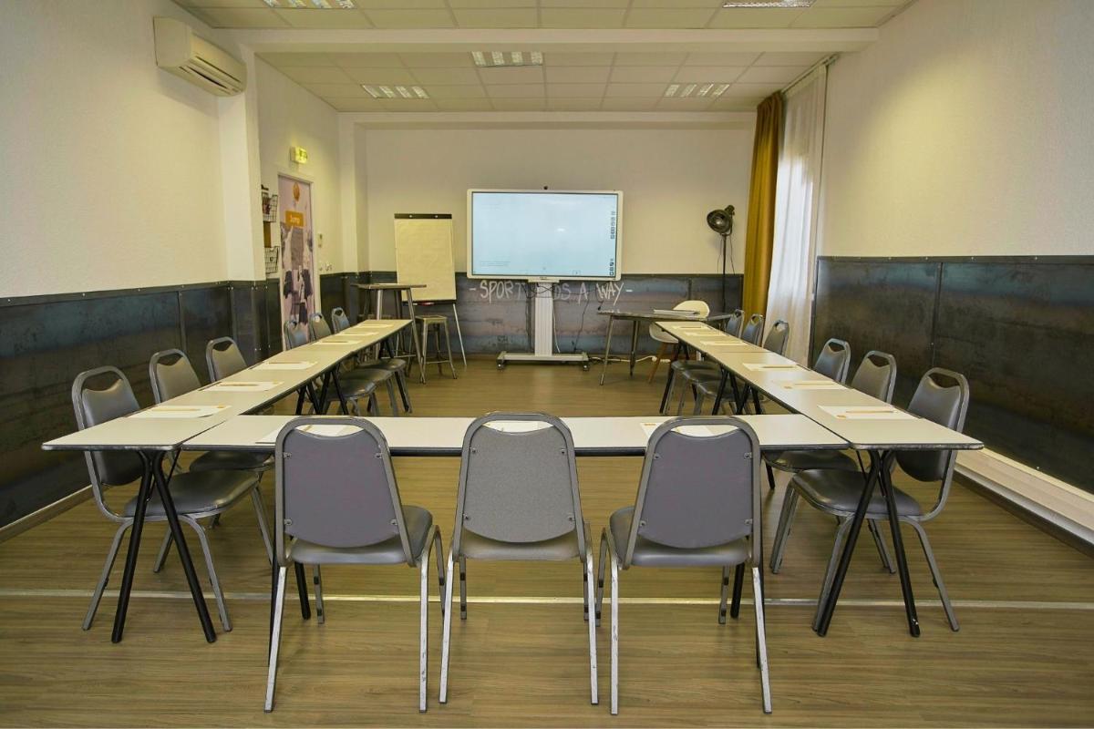 Espace de conférence ou salle de réunion dans l'établissement Sporting House Hôtel