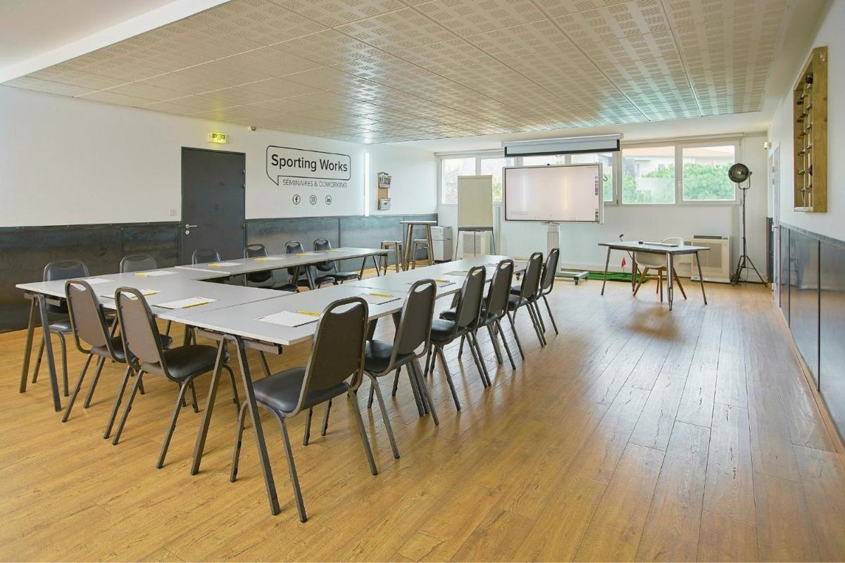 Espace de conférence ou salle de réunion dans l'établissement Sporting House Hôtel