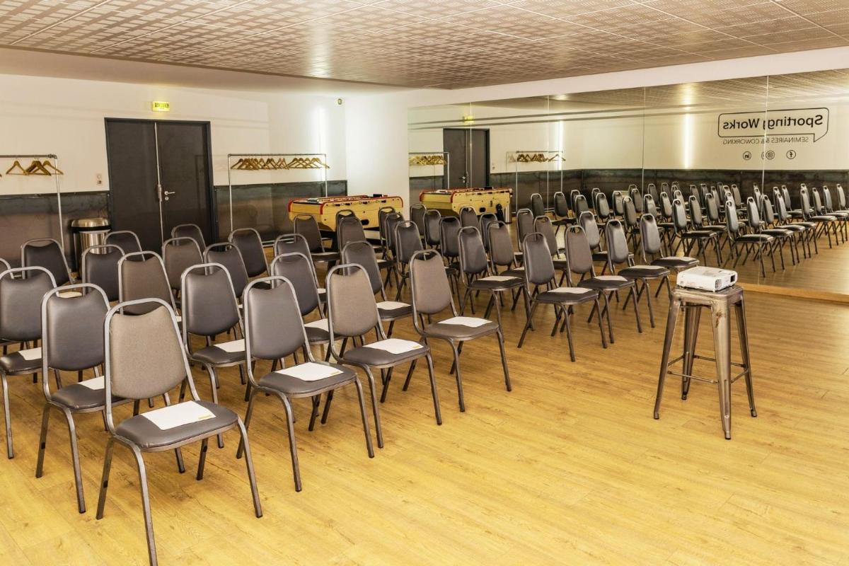 Espace de conférence ou salle de réunion dans l'établissement Sporting House Hôtel