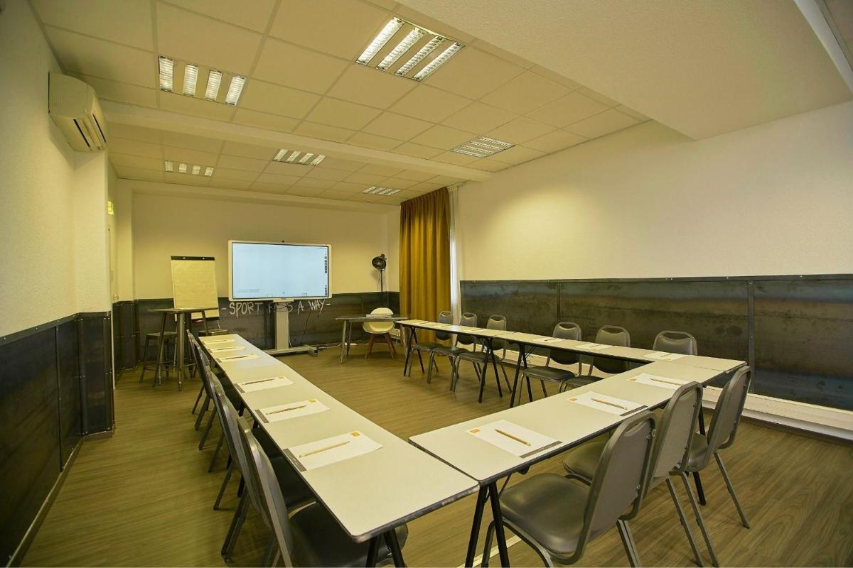 Espace de conférence ou salle de réunion dans l'établissement Sporting House Hôtel