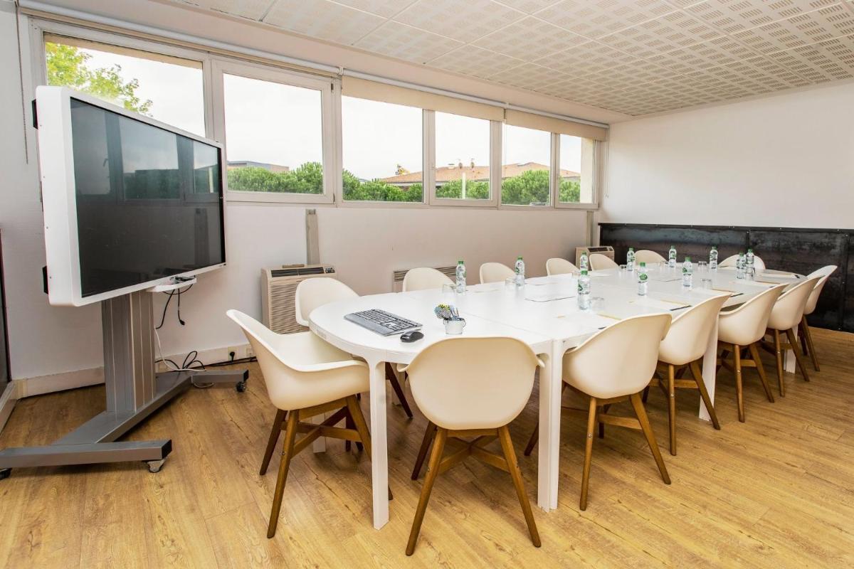 Télévision ou salle de divertissement dans l'établissement Sporting House Hôtel