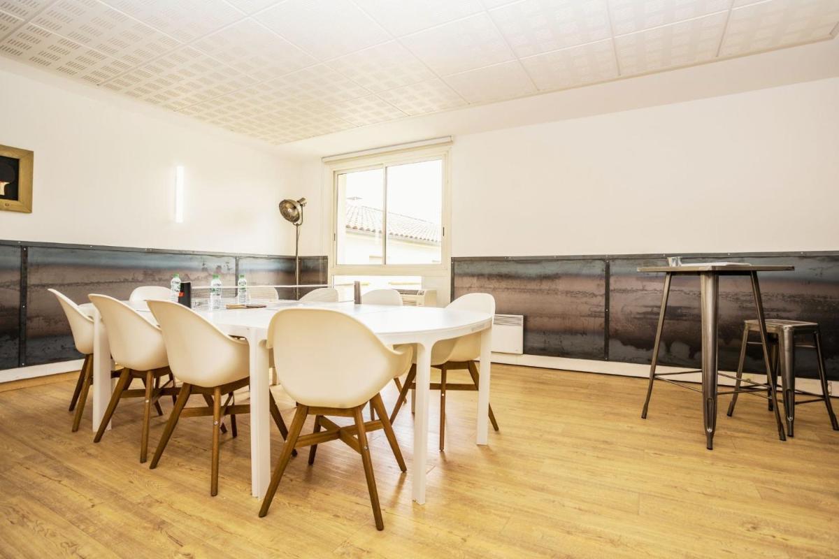 Coin salon dans l'établissement Sporting House Hôtel
