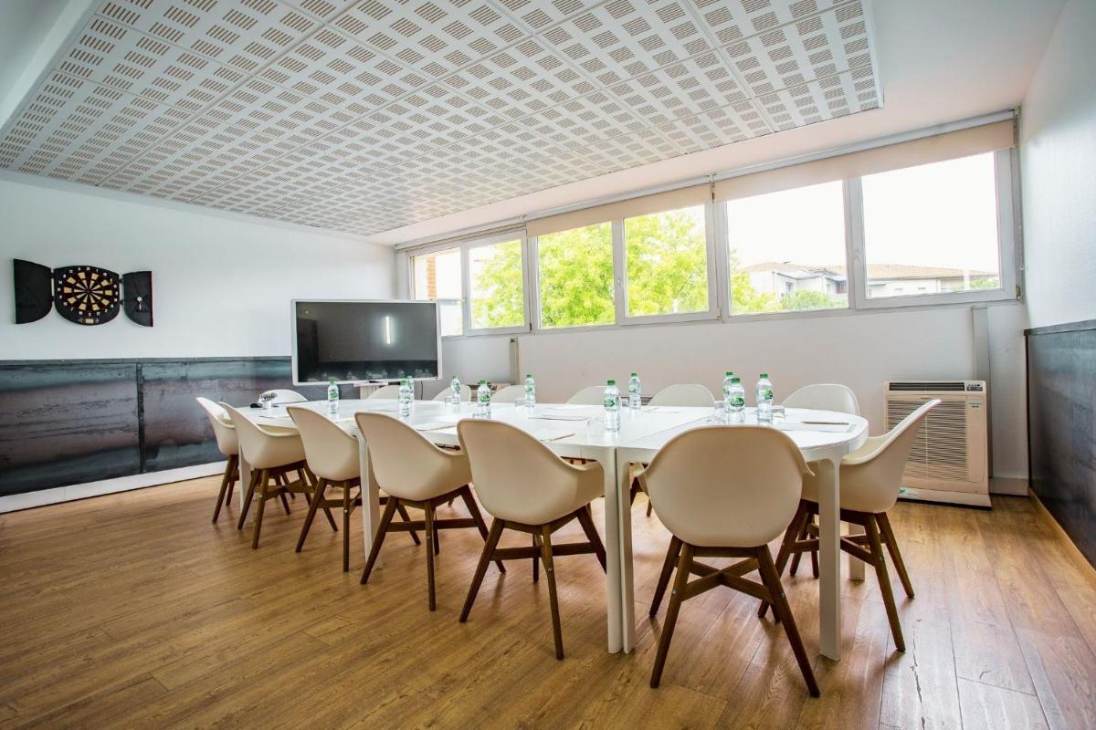 Télévision ou salle de divertissement dans l'établissement Sporting House Hôtel