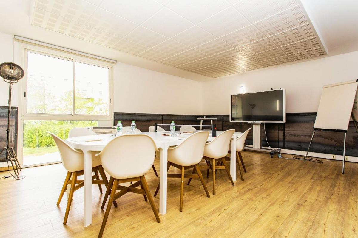 Télévision ou salle de divertissement dans l'établissement Sporting House Hôtel