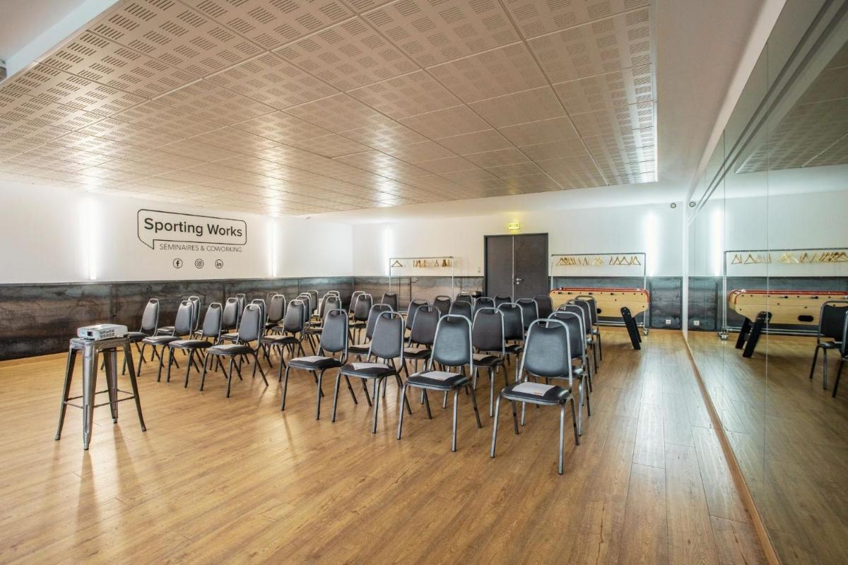 Espace de conférence ou salle de réunion dans l'établissement Sporting House Hôtel