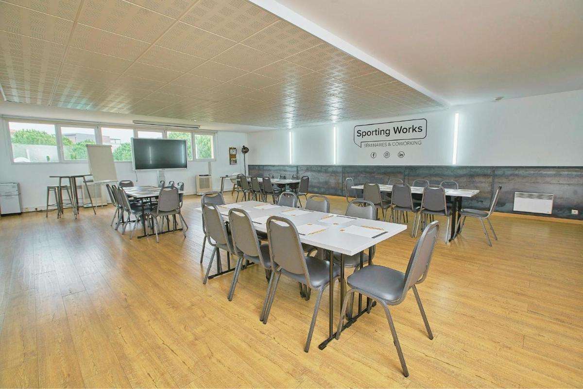 Télévision ou salle de divertissement dans l'établissement Sporting House Hôtel