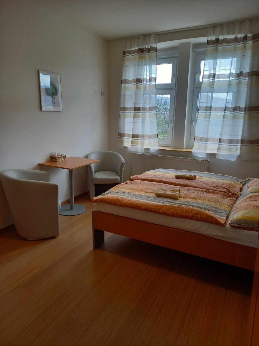 Pokojíky u nádraží - Housity