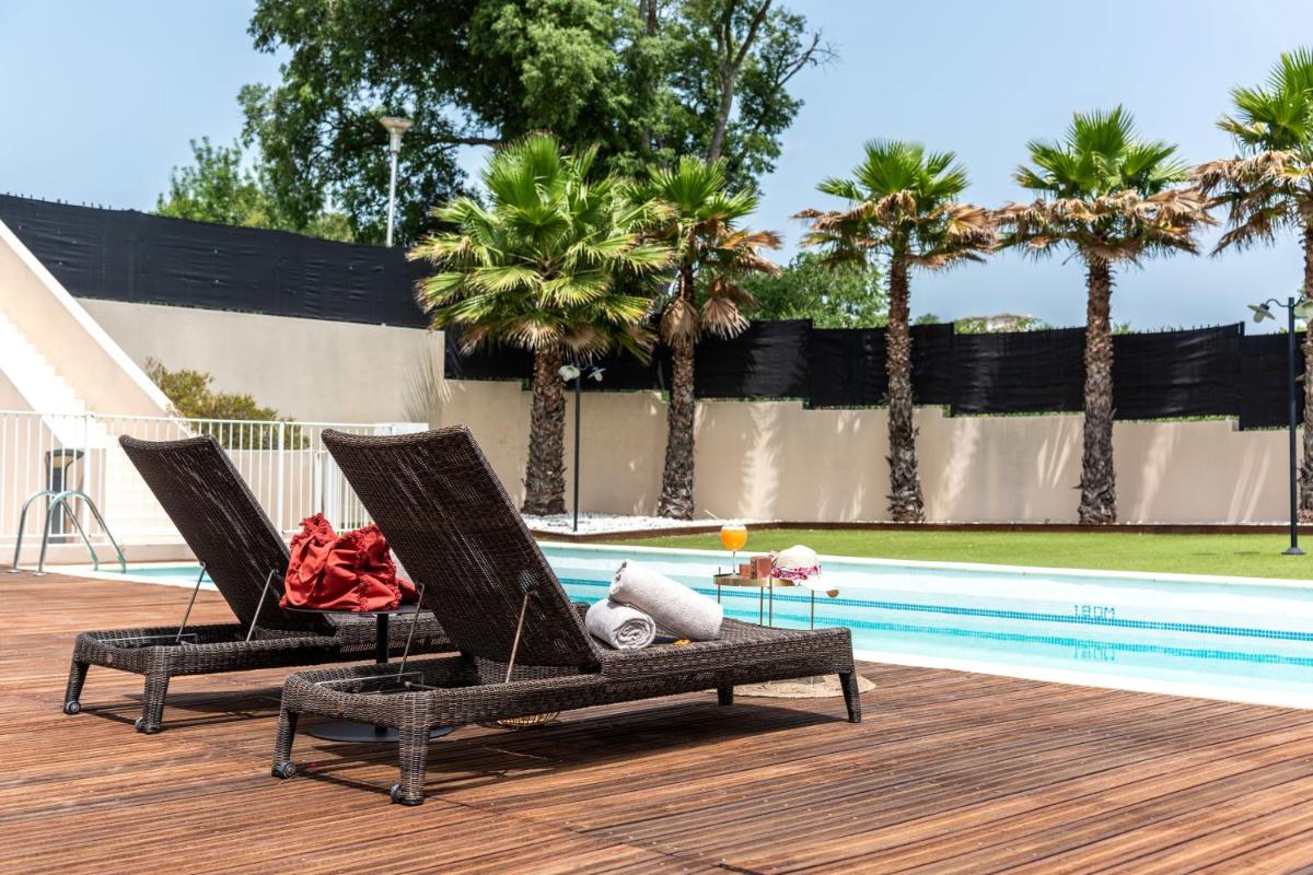 Piscine de l'établissement Zenitude Hotel La Valadière, Ascend Hotel Collection ou située à proximité