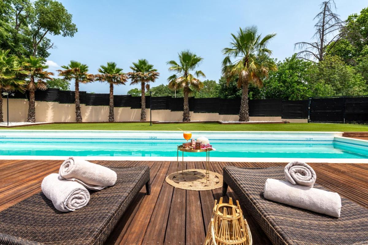 Piscine de l'établissement Zenitude Hotel La Valadière, Ascend Hotel Collection ou située à proximité
