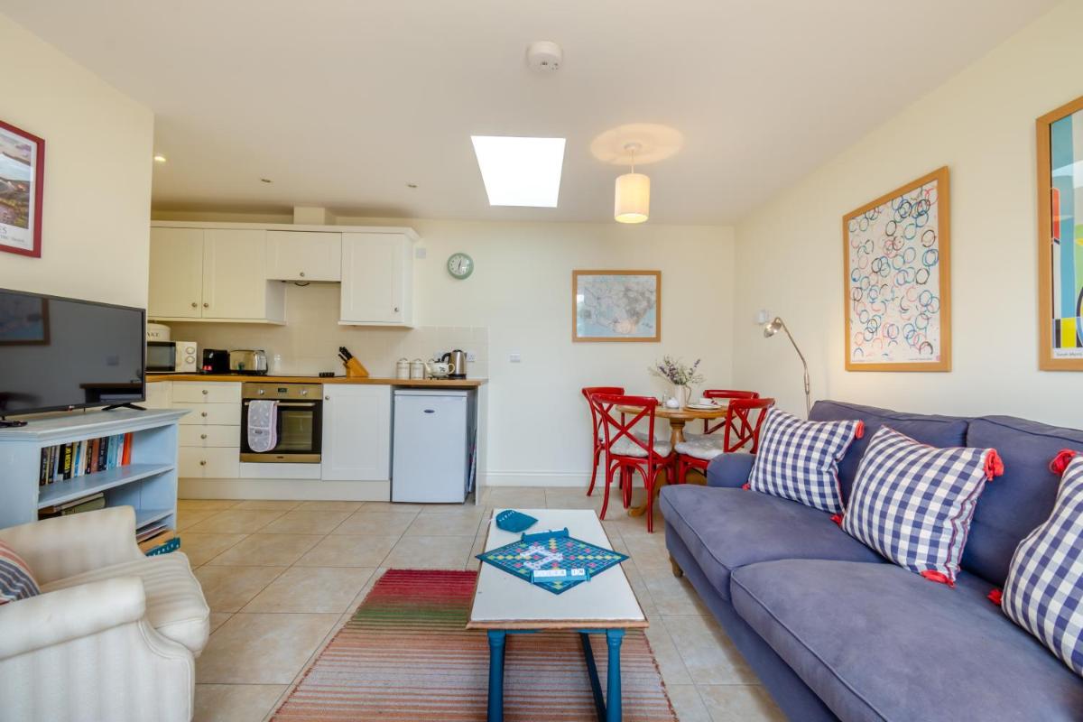 Little Scarlet - Housity