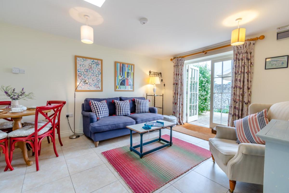 Little Scarlet - Housity