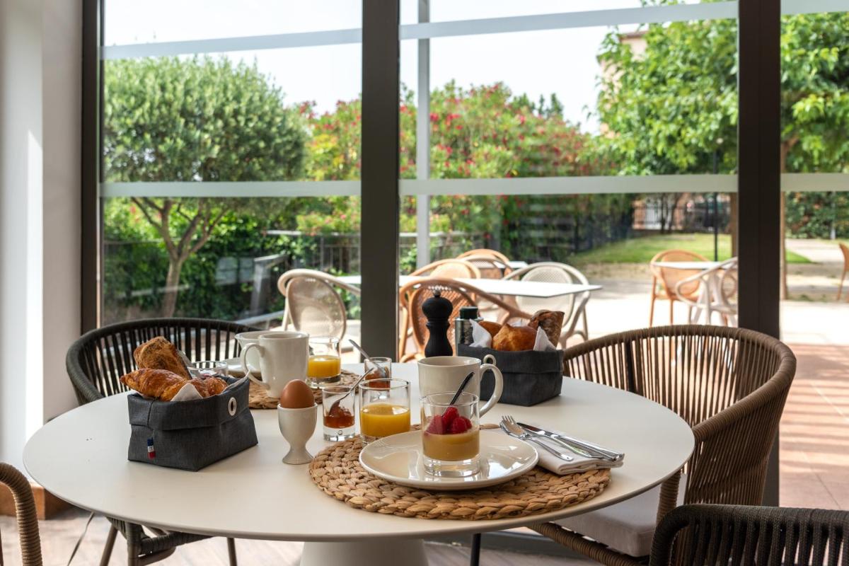 Options de petit-déjeuner proposées aux clients de l'établissement Zenitude Hotel La Valadière, Ascend Hotel Collection