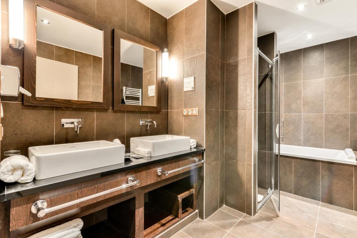 Salle de bains dans l'établissement Zenitude Hotel La Valadière, Ascend Hotel Collection