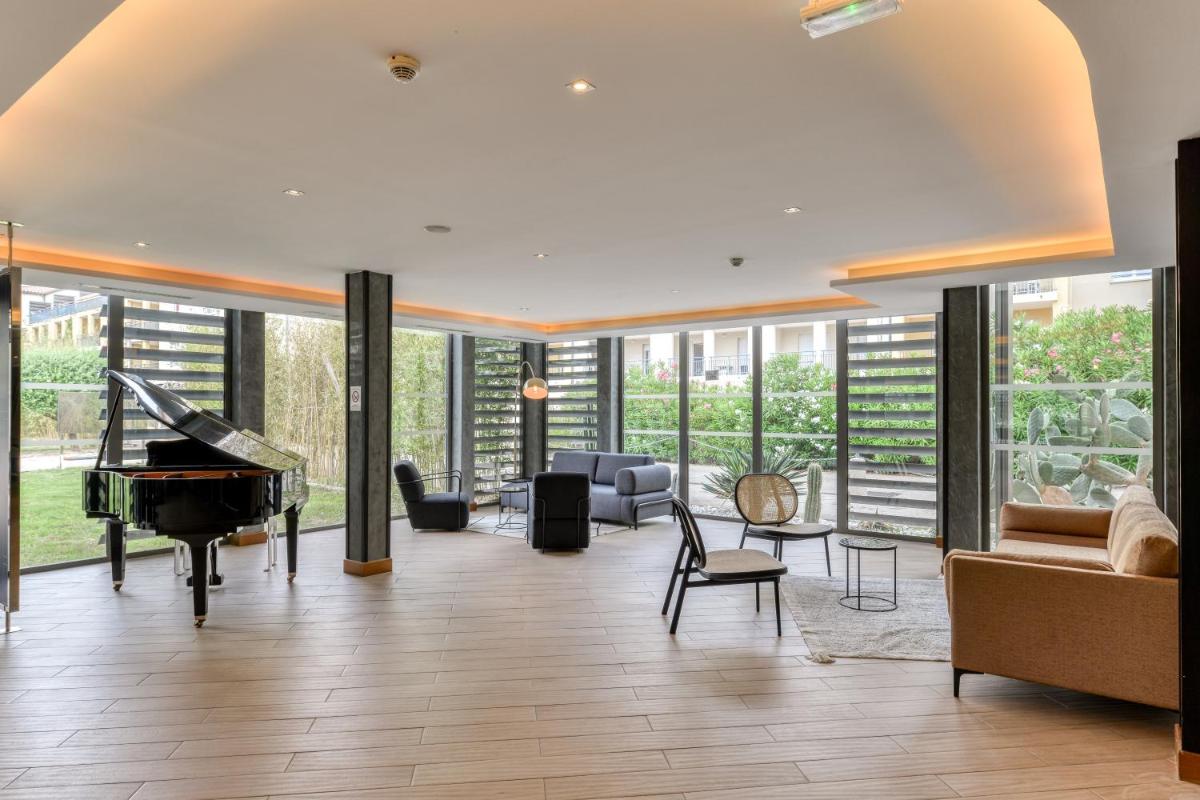 Coin salon dans l'établissement Zenitude Hotel La Valadière, Ascend Hotel Collection