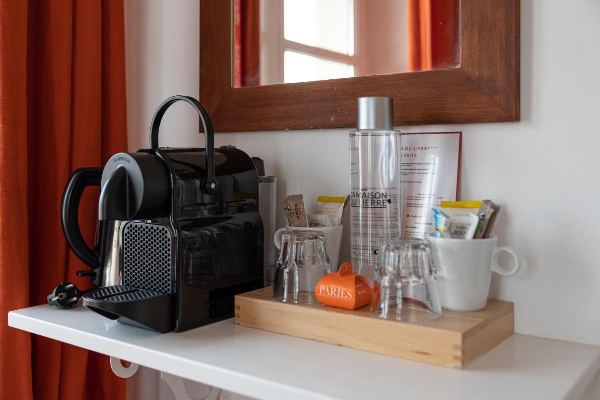 Plateau bouilloire dans l'établissement Hôtel & Espace Bien-être La Maison du Lierre