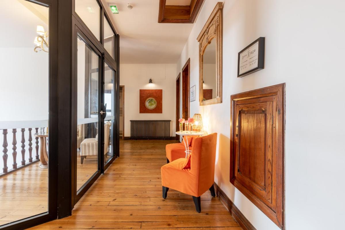 Coin salon dans l'établissement Hôtel & Espace Bien-être La Maison du Lierre