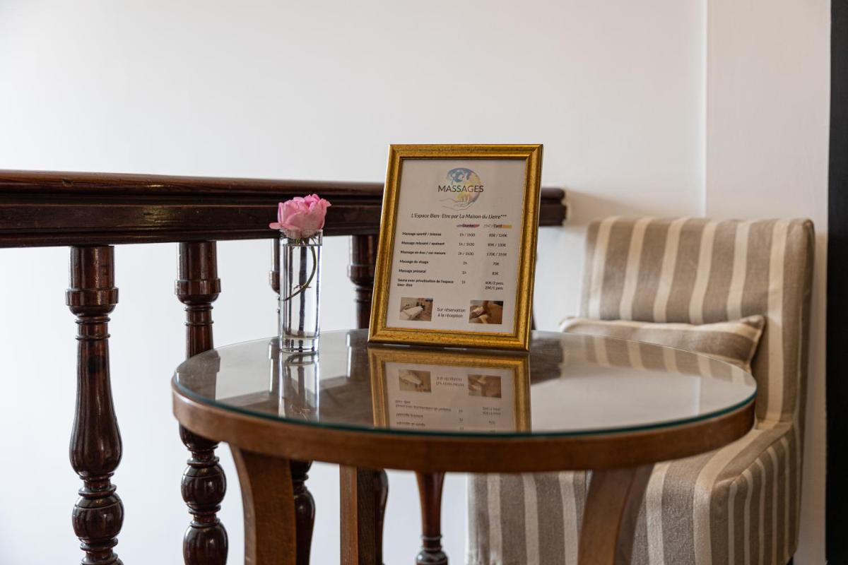 Coin salon dans l'établissement Hôtel & Espace Bien-être La Maison du Lierre