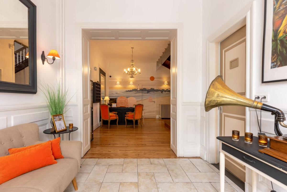 Coin salon dans l'établissement Hôtel & Espace Bien-être La Maison du Lierre
