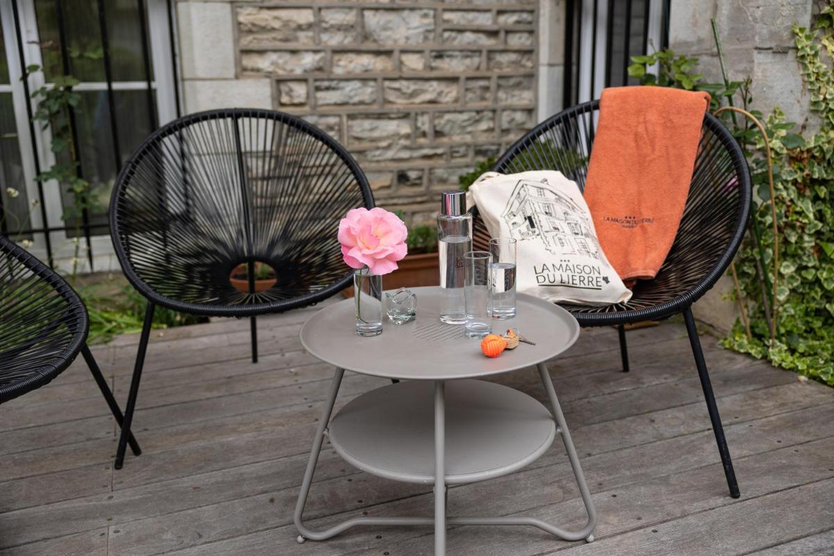 Coin salon dans l'établissement Hôtel & Espace Bien-être La Maison du Lierre