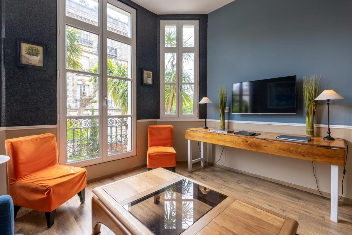Télévision ou salle de divertissement dans l'établissement Hôtel & Espace Bien-être La Maison du Lierre