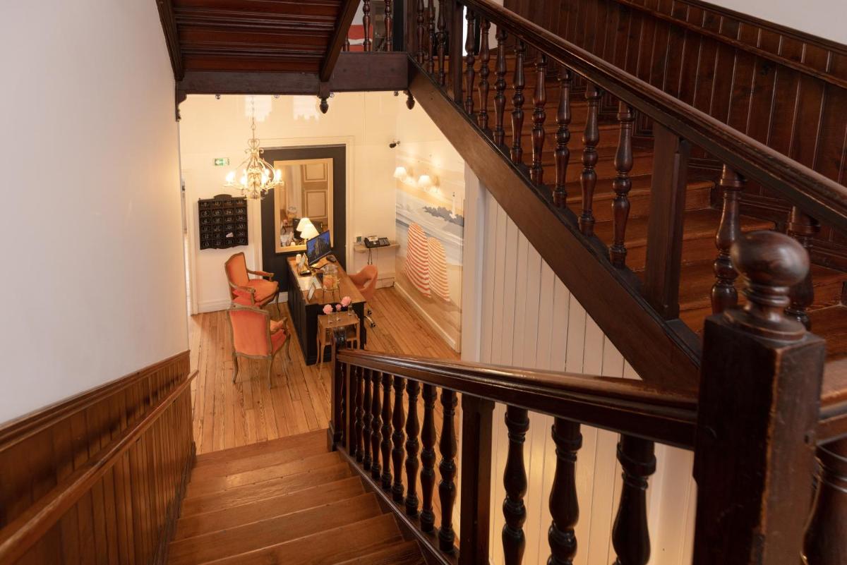 un couloir avec un escalier et un salon dans l'établissement Hôtel & Espace Bien-être La Maison du Lierre, à Biarritz