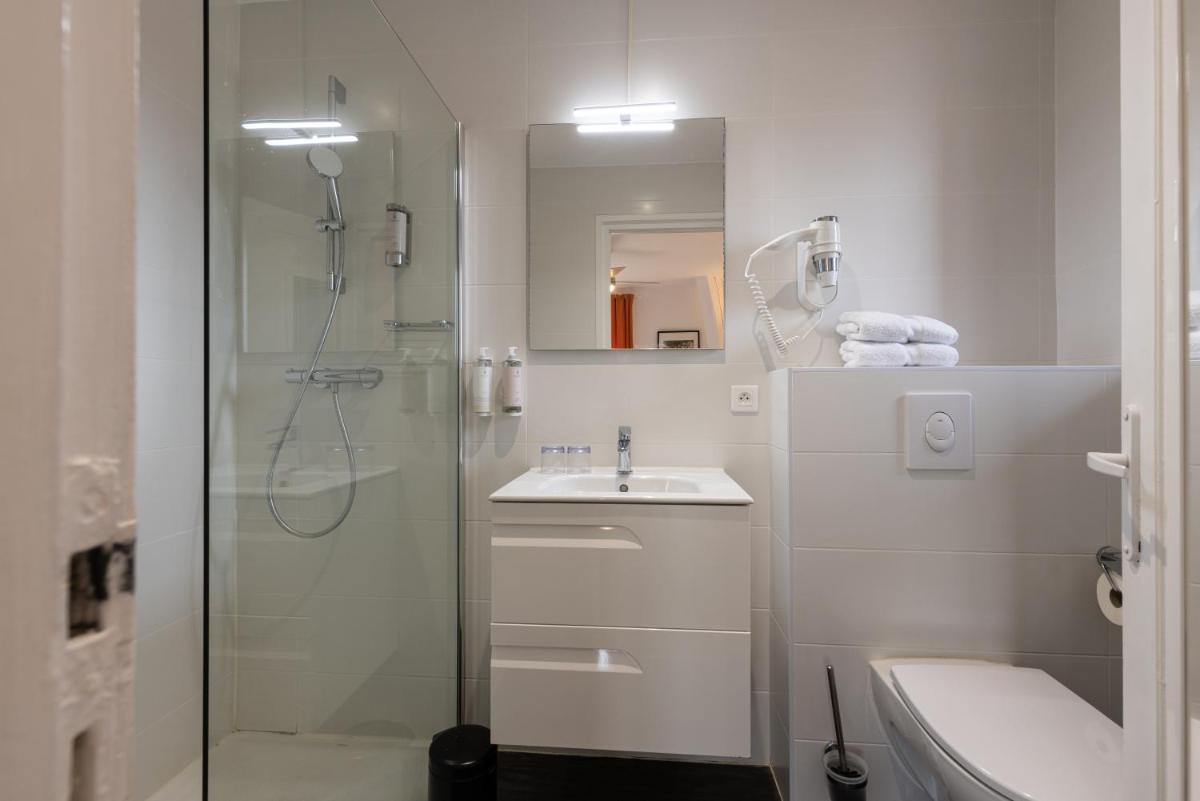 Salle de bains dans l'établissement Hôtel & Espace Bien-être La Maison du Lierre