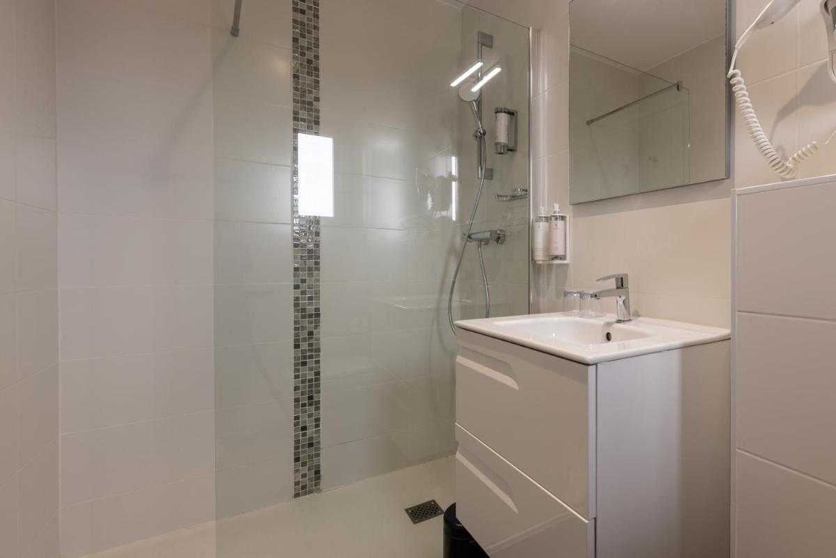 Salle de bains dans l'établissement Hôtel & Espace Bien-être La Maison du Lierre
