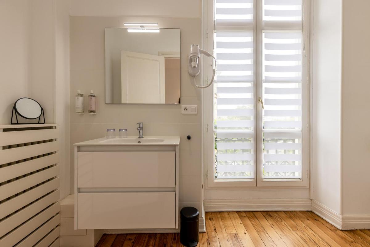 Salle de bains dans l'établissement Hôtel & Espace Bien-être La Maison du Lierre